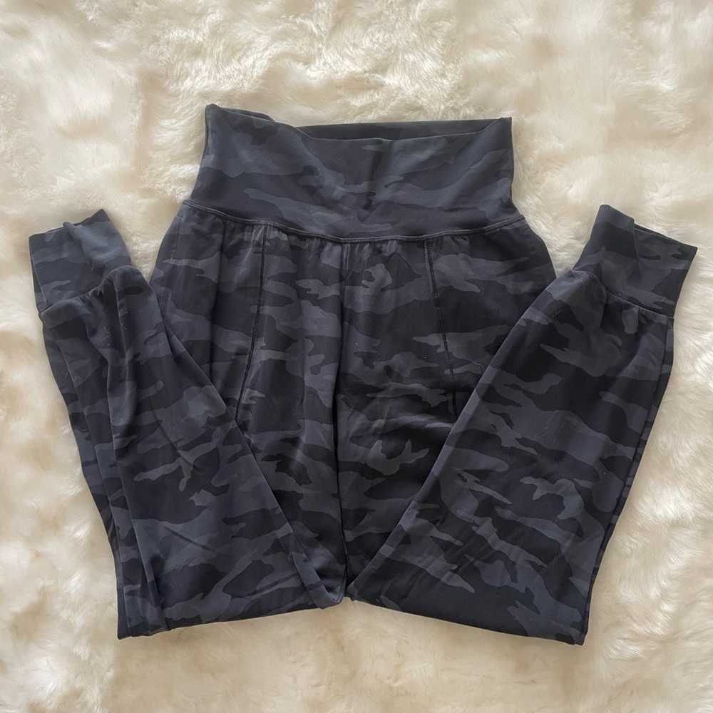 Athleta Salutations Jogger Black Camo in small s
